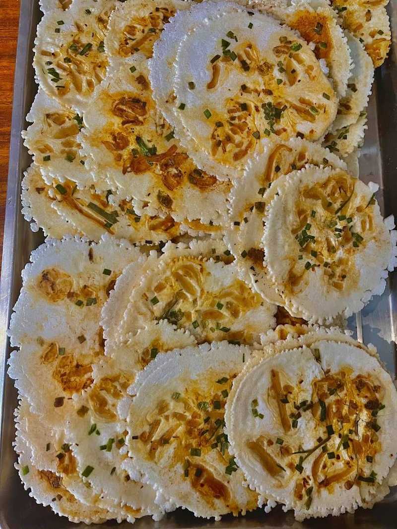 Khay bánh ép mỏng giòn vừa ép xong