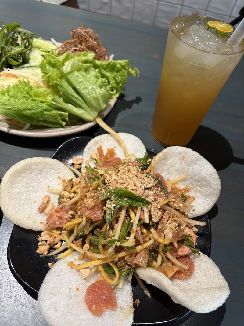 Gỏi tré trộn đu đủ xanh bày trên bánh đa