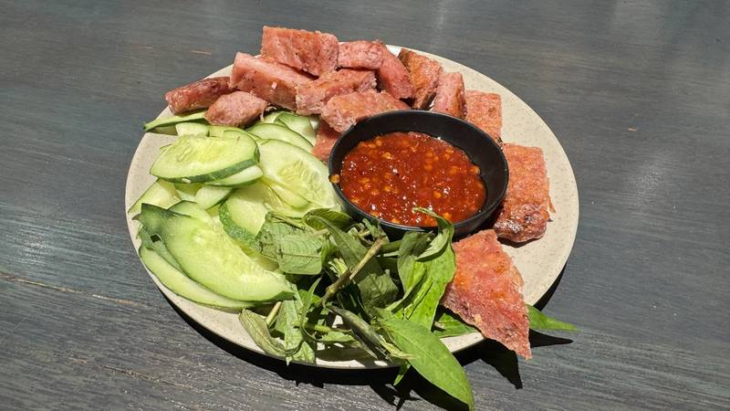 Đĩa tré ăn kèm dưa leo, rau thơm và tương ớt