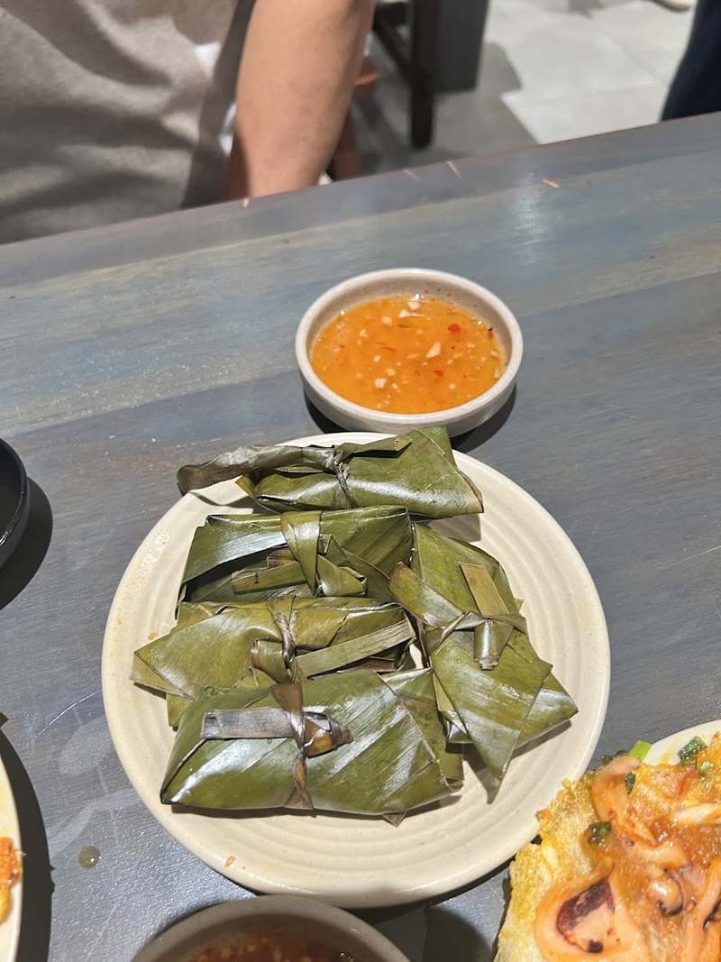 Bánh lá gói lá chuối với chén nước mắm
