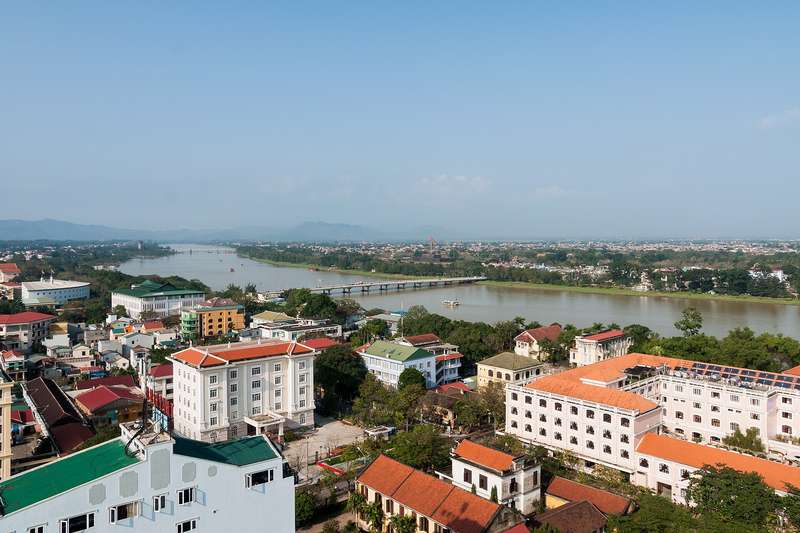 Sông Hương nhìn từ trên cao với cầu Phú Xuân và mái nhà thành phố